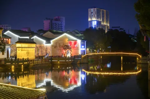 夜晚河边的景色