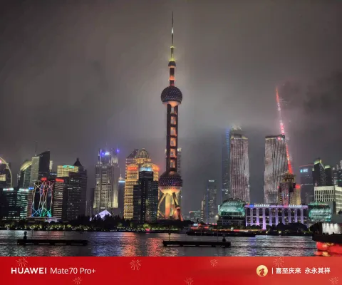 云雾缭绕，陆家嘴夜色