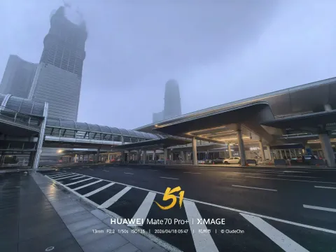 晨雾中的杭州西站外景