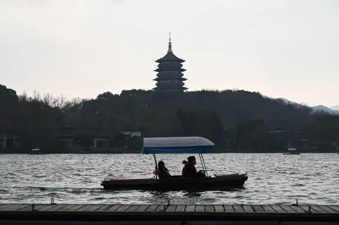 湖面上的手划船
