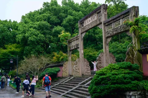净宇江天牌坊下拍照的游人