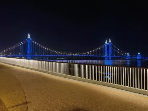 横跨在海面上的港岛大桥