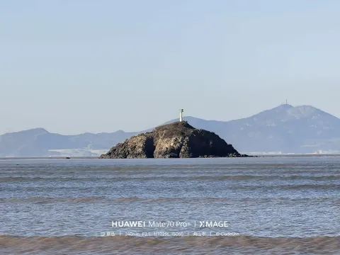 远眺海中灯塔小岛