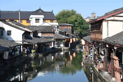 碧水穿镇，枕水人家