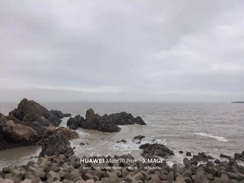 潮水拍打礁石