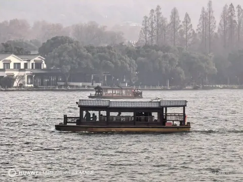 双舟泛湖