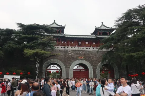 游玩玄武门的游人
