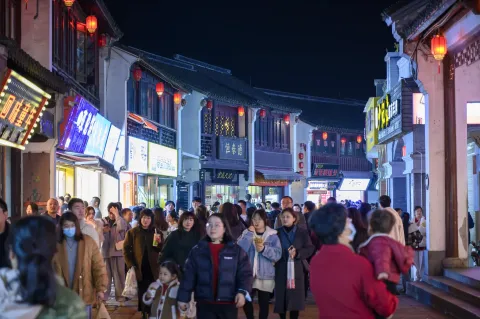 夜间衣裳街拥挤的人流