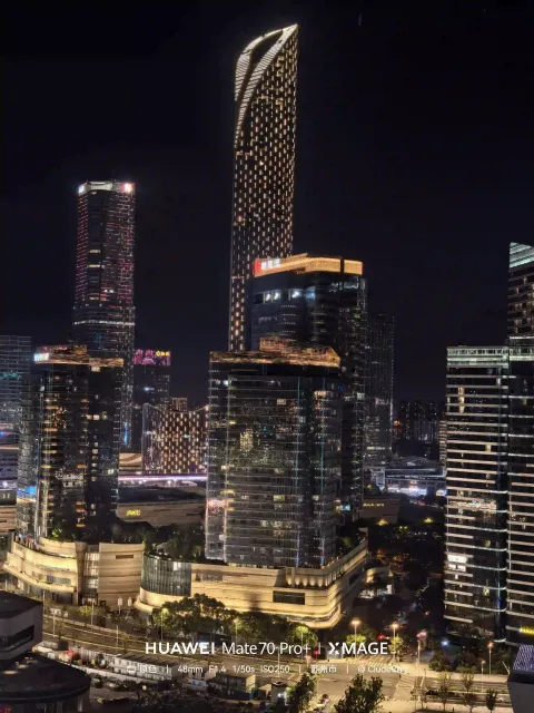 夜幕下的摩天建筑群