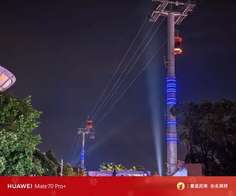 夜色下的观光缆车