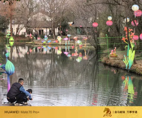 河边满是花灯