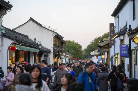 鲁迅故里步行街上的游人