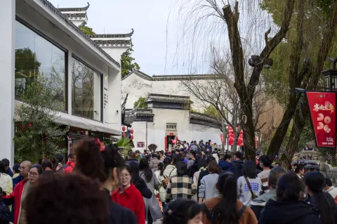南浔古镇里的满满的游客
