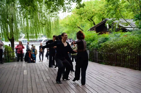 西湖边翩翩起舞