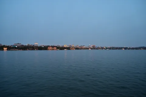 开始亮灯的城市夜景