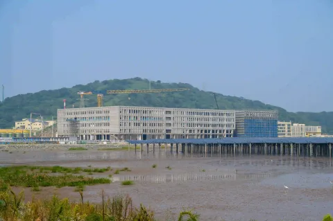 滩涂畔，建设中的工业厂房