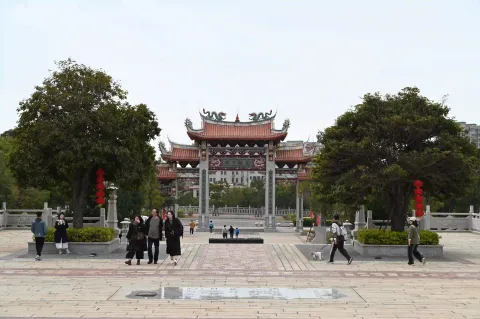 古卫城石坊广场