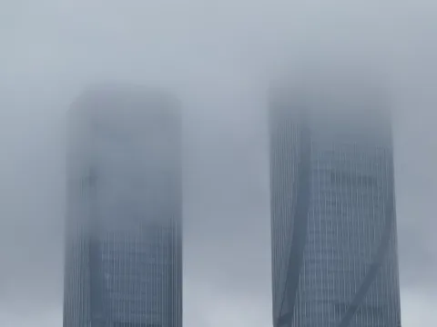 雾气环绕的杭州智慧之门