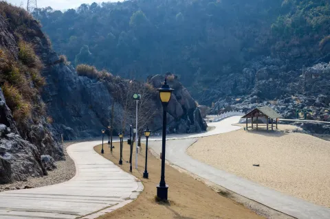 坡道边的路灯