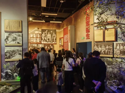 纪念馆内参观