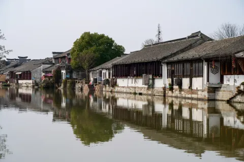 古镇小河两岸景色