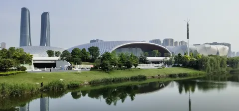 杭州奥体中心游泳馆河边的景色