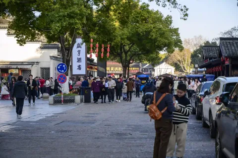 鲁迅故里步行街上的游人
