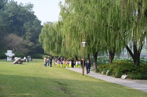 大草坪湖边步道