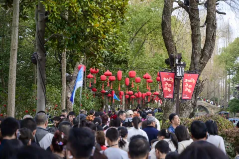 南浔古镇里的满满的游客