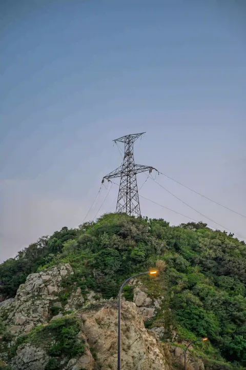 山巅铁塔