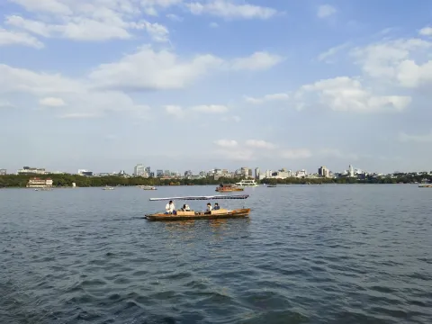 西湖上的手摇船