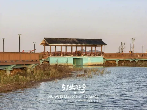 水上木长廊与古色凉亭