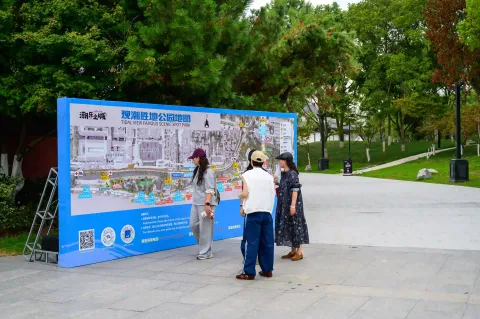 游客驻足查看景区导览图
