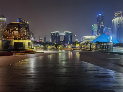 城市阳台前的夜景
