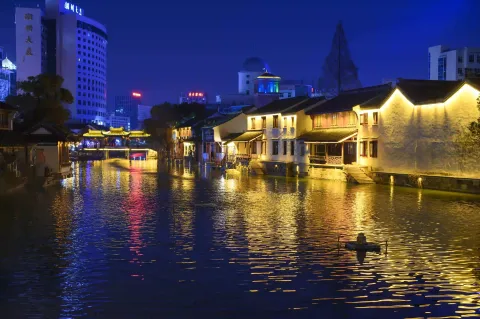河边的夜景