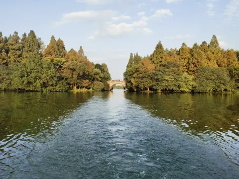 船从桥下过
