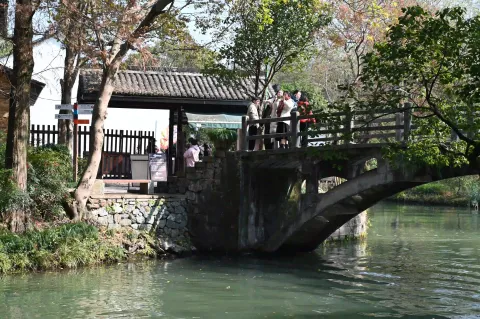 石桥与廊亭，游客驻足打卡