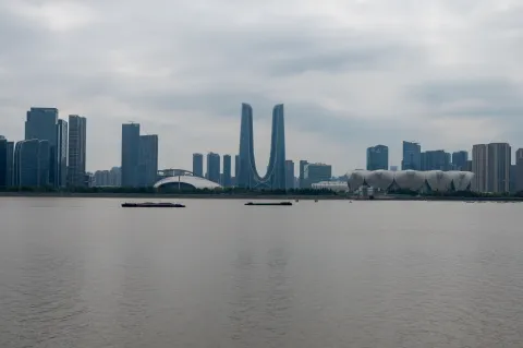 远眺钱塘江对岸奥体中心