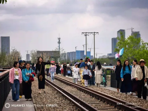 铁轨步道人群