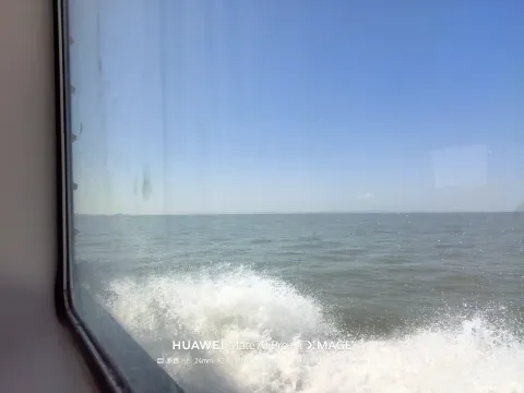 船行海上，浪起舷边