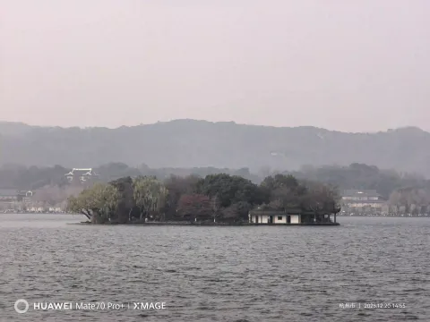 一湖碧水，孤屿藏秋