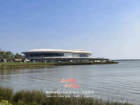 湖岸滴水云厅与帐篷