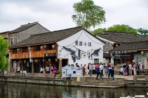 临水主街墙面绘小镇主题壁画