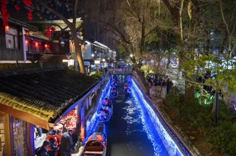 夜间小河上的乌篷船