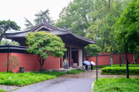 王陵仪门前