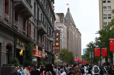 早上的步行街人流涌动