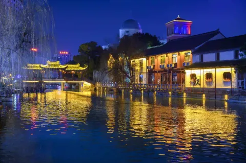 小河边的夜景