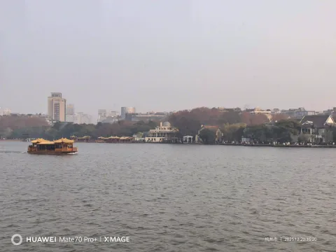 金顶游船，城岸远景