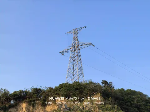 山顶上的输电塔