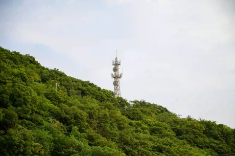 山腰的信号塔